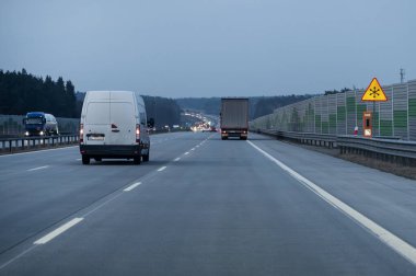 Yol ulaşımı - araba hareket halinde.
