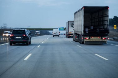 Yol ulaşımı - araba hareket halinde.