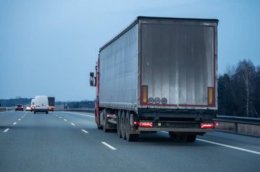 Yol ulaşımı - araba hareket halinde.