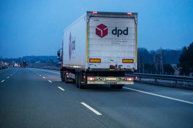 Yol ulaşımı - araba hareket halinde. DPD lideri paket teslimatında..