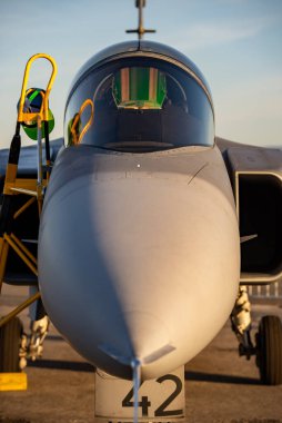 Silahlı çatışma. Bir savaş uçağının kokpiti..