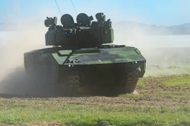 Silahlı çatışma. Tank iş başında.