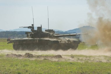 Silahlı çatışma. Tank iş başında.