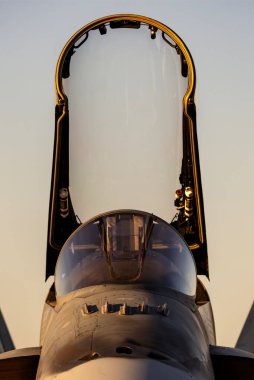 Bir savaş uçağının kokpiti..