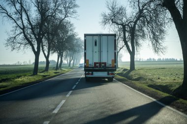 Yol ulaşımı - araba hareket halinde.