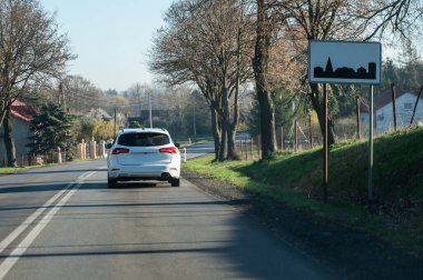 Yol ulaşımı - araba hareket halinde.