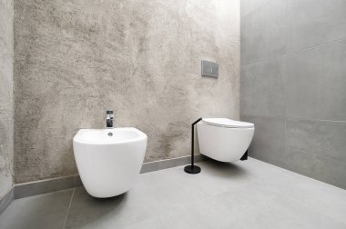 Parlak renkli küçük banyo..