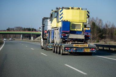 Yol ulaşımı - araba hareket halinde.