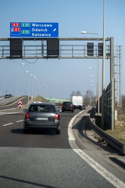 Yol ulaşımı - araba hareket halinde.