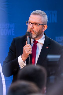 Grzegorz Braun Polonyalı politikacı. Polonya Cumhuriyeti Cumhurbaşkanlığı için aday gösterildi. Lodz, 13 Mayıs 2024, Polonya