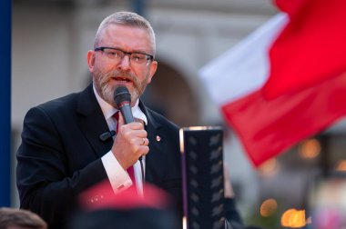 Grzegorz Braun Polonyalı politikacı. Polonya Cumhuriyeti Cumhurbaşkanlığı için aday gösterildi. Lodz, 13 Mayıs 2024, Polonya