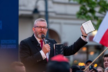 Grzegorz Braun Polonyalı politikacı, yönetmen ve reklamcı. Polonya Cumhuriyeti Cumhurbaşkanlığı için aday gösterildi. Lodz, 13 Mayıs 2024, Polonya