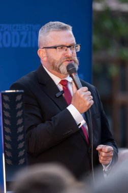 Grzegorz Braun Polonyalı politikacı, yönetmen ve reklamcı. Polonya Cumhuriyeti Cumhurbaşkanlığı için aday gösterildi. Lodz, 13 Mayıs 2024, Polonya
