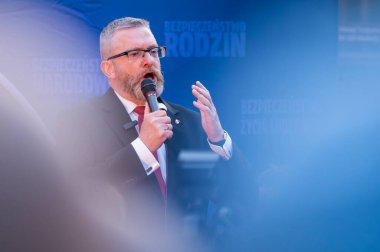 Grzegorz Braun Polonyalı politikacı, yönetmen ve reklamcı. Polonya Cumhuriyeti Cumhurbaşkanlığı için aday gösterildi. Lodz, 13 Mayıs 2024, Polonya