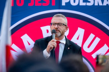 Grzegorz Braun Polonyalı politikacı, yönetmen ve reklamcı. Polonya Cumhuriyeti Cumhurbaşkanlığı için aday gösterildi. Lodz, 13 Mayıs 2024, Polonya