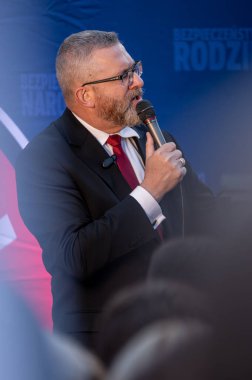 Grzegorz Braun Polonyalı politikacı, yönetmen ve reklamcı. Polonya Cumhuriyeti Cumhurbaşkanlığı için aday gösterildi. Lodz, 13 Mayıs 2024, Polonya