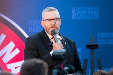 Grzegorz Braun Polonyalı politikacı, yönetmen ve reklamcı. Polonya Cumhuriyeti Cumhurbaşkanlığı için aday gösterildi. Lodz, 13 Mayıs 2024, Polonya