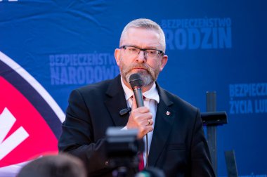 Grzegorz Braun Polonyalı politikacı, yönetmen ve reklamcı. Polonya Cumhuriyeti Cumhurbaşkanlığı için aday gösterildi. Lodz, 13 Mayıs 2024, Polonya
