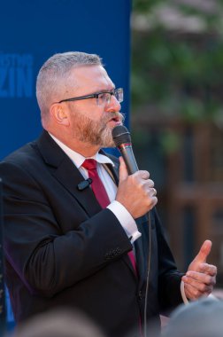 Grzegorz Braun Polonyalı politikacı, yönetmen ve reklamcı. Polonya Cumhuriyeti Cumhurbaşkanlığı için aday gösterildi. Lodz, 13 Mayıs 2024, Polonya