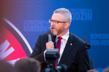 Grzegorz Braun Polonyalı politikacı, yönetmen ve reklamcı. Polonya Cumhuriyeti Cumhurbaşkanlığı için aday gösterildi. Lodz, 13 Mayıs 2024, Polonya