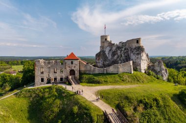 Rabsztyn Kalesi, Krakow-Czestochowa Tepesi 'nde Rabsztynska Tepesi üzerine inşa edilmiş bir kalenin kalıntıları. Polonya