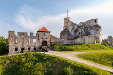 Rabsztyn Kalesi, Krakow-Czestochowa Tepesi 'nde Rabsztynska Tepesi üzerine inşa edilmiş bir kalenin kalıntıları. Polonya