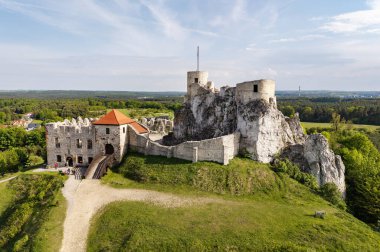 Rabsztyn Kalesi, Krakow-Czestochowa Tepesi 'nde Rabsztynska Tepesi üzerine inşa edilmiş bir kalenin kalıntıları. Polonya