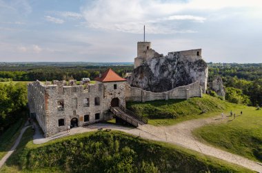 Rabsztyn Kalesi, Krakow-Czestochowa Tepesi 'nde Rabsztynska Tepesi üzerine inşa edilmiş bir kalenin kalıntıları. Polonya