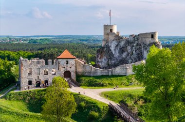 Rabsztyn Kalesi, Krakow-Czestochowa Tepesi 'nde Rabsztynska Tepesi üzerine inşa edilmiş bir kalenin kalıntıları. Polonya