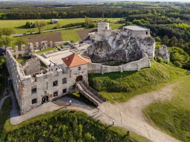 Rabsztyn Kalesi, Krakow-Czestochowa Tepesi 'nde Rabsztynska Tepesi üzerine inşa edilmiş bir kalenin kalıntıları. Polonya