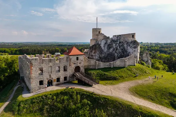 Rabsztyn Kalesi, Krakow-Czestochowa Tepesi 'nde Rabsztynska Tepesi üzerine inşa edilmiş bir kalenin kalıntıları. Polonya