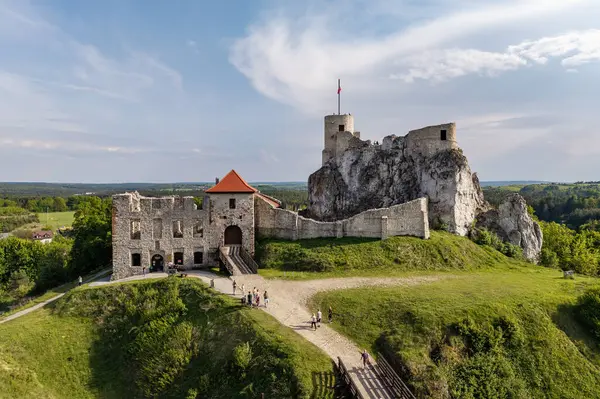 Rabsztyn Kalesi, Krakow-Czestochowa Tepesi 'nde Rabsztynska Tepesi üzerine inşa edilmiş bir kalenin kalıntıları. Polonya