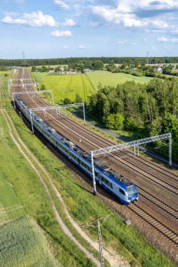 Polonya yolcu treni. Polonya kırsalının manzarası.