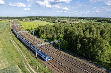 Polonya yolcu treni. Polonya kırsalının manzarası.