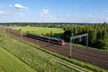 Polonya yolcu treni. Polonya kırsalının manzarası.
