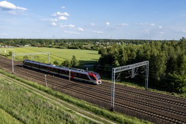 Polonya yolcu treni. Polonya kırsalının manzarası.