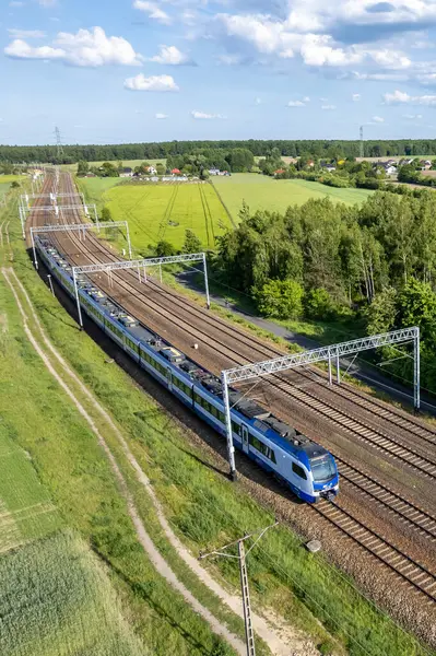 Polonya yolcu treni. Polonya kırsalının manzarası.