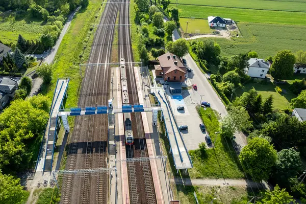 Polonya yolcu treni. Polonya kırsalının manzarası.