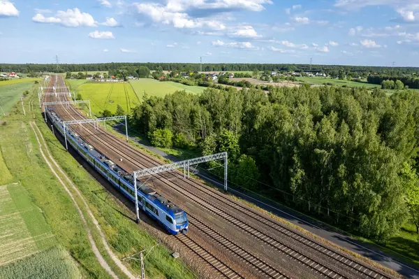 Polonya yolcu treni. Polonya kırsalının manzarası.