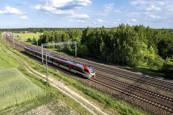 Polonya yolcu treni. Polonya kırsalının manzarası.