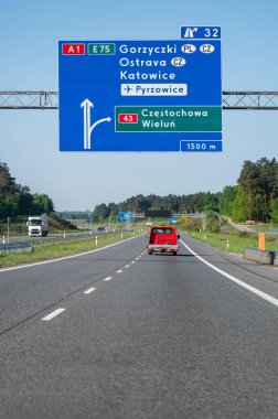 Yol ulaşımı - araba hareket halinde.