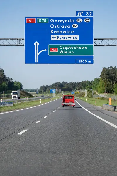 Yol ulaşımı - araba hareket halinde.