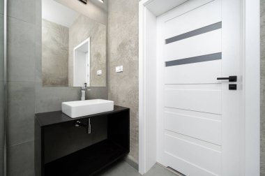 Parlak renkli küçük banyo..