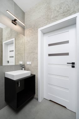Parlak renkli küçük banyo..