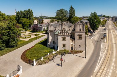 Pabianice Şatosu - Krakow Bölümünün toplarının Rönesans Malikanesi. Polonya.