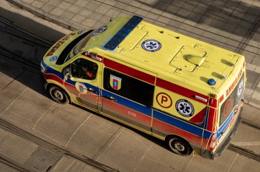 Polonya 'da bir sokakta bir ambulans.