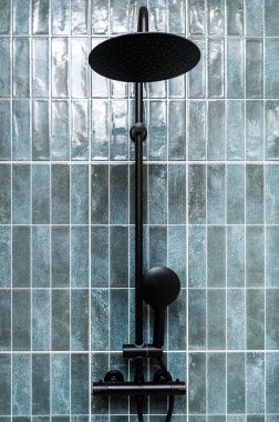 Küçük bir banyoda siyah duş.