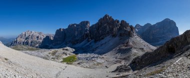 Lagazuoi - İtalya 'da Dolomitlerde bir dağ (2835 metre))