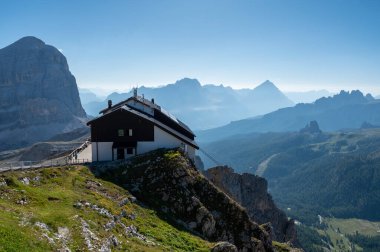 Lagazuoi - İtalya 'da Dolomitlerde bir dağ (2835 metre))