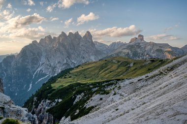 Dolomitlerin Rocky tepeleri - Alpler, İtalya